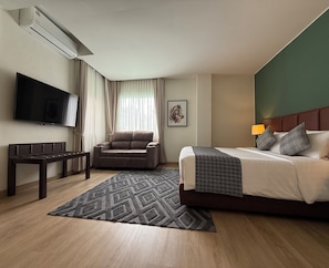 Premier King Room | Caja de seguridad en la habitación, escritorio y cortinas blackout