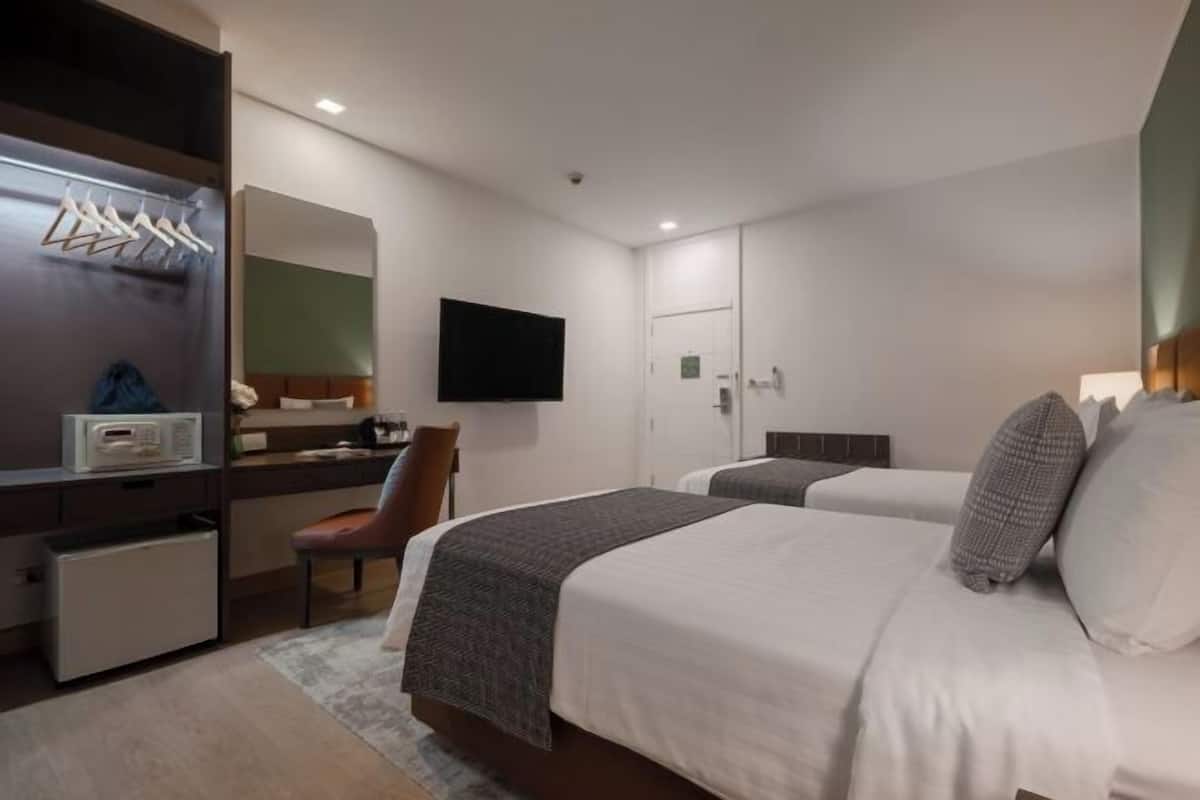 Cofres nos quartos, escrivaninha, cortinas blackout