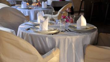2 restaurants; breakfast, lunch, and dinner served