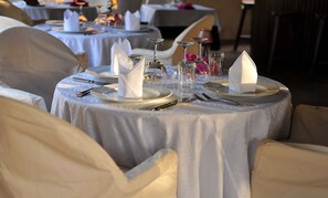 2 restaurants; breakfast, lunch, and dinner served - Hotel Neptune (Mbour)