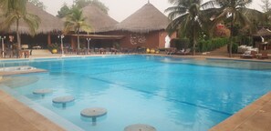 Outdoor pool, sun loungers - Hotel Neptune (Mbour)