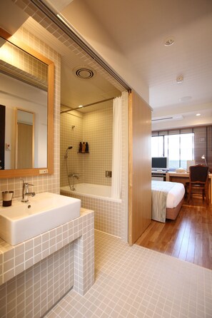 Combined shower/bathtub, deep-soaking bathtub, free toiletries - Sutton Place Hotel Ueno (Tokyo)