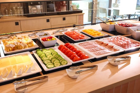 Free buffet breakfast on weekdays