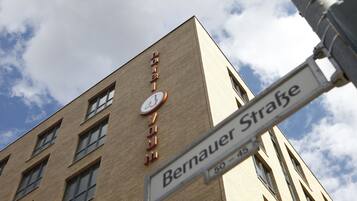 Un edificio con un cartel que dice “Hotel” y “Bernauer Strasse”, indicando su ubicación.