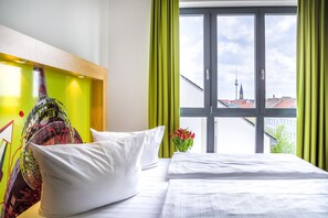 Standard Double Room | In-room safe, desk, blackout curtains, soundproofing - H+ Hotel 4 Youth Berlin Mitte (Berlin)