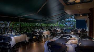 2 restaurants, breakfast served