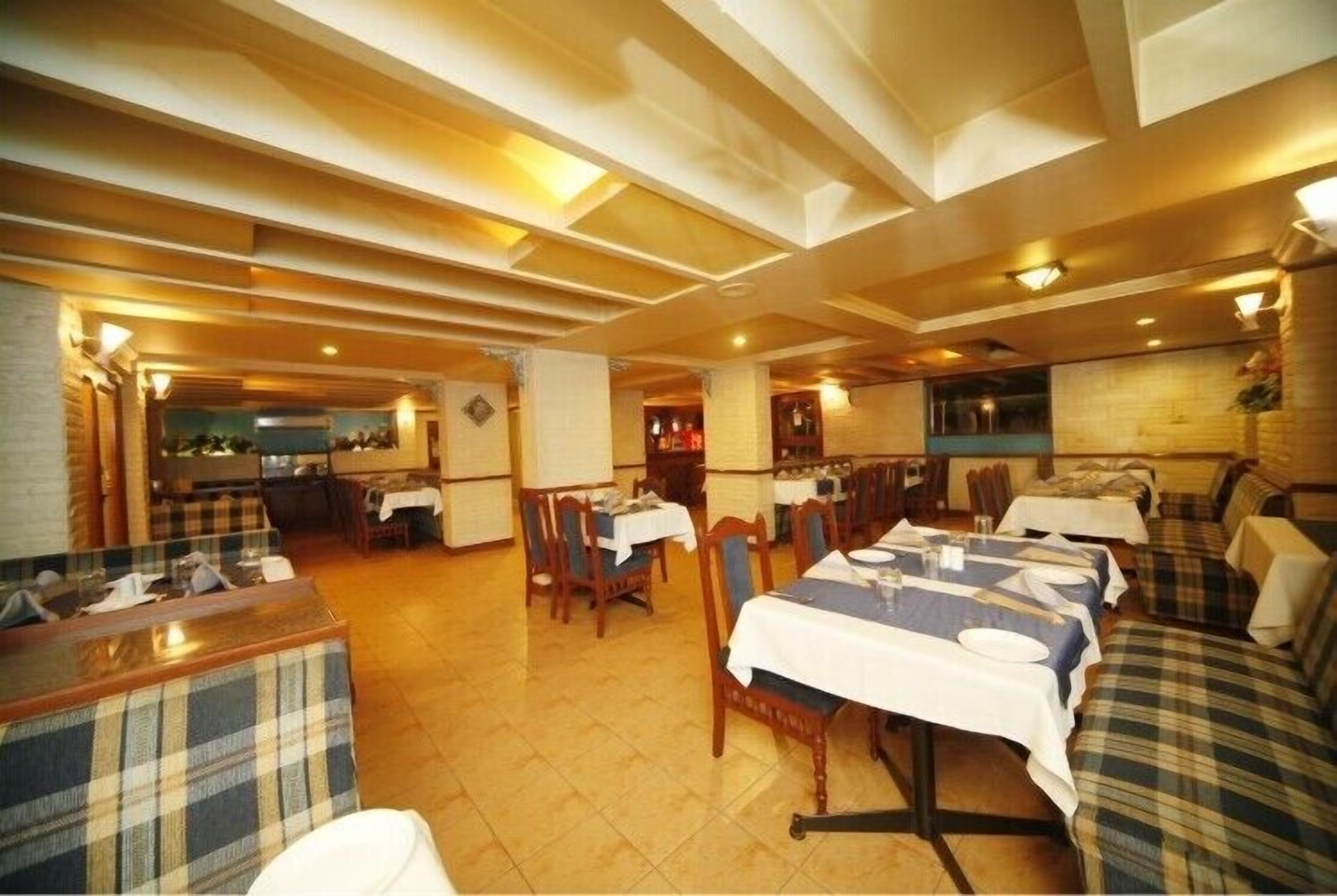 2 restaurants, breakfast served