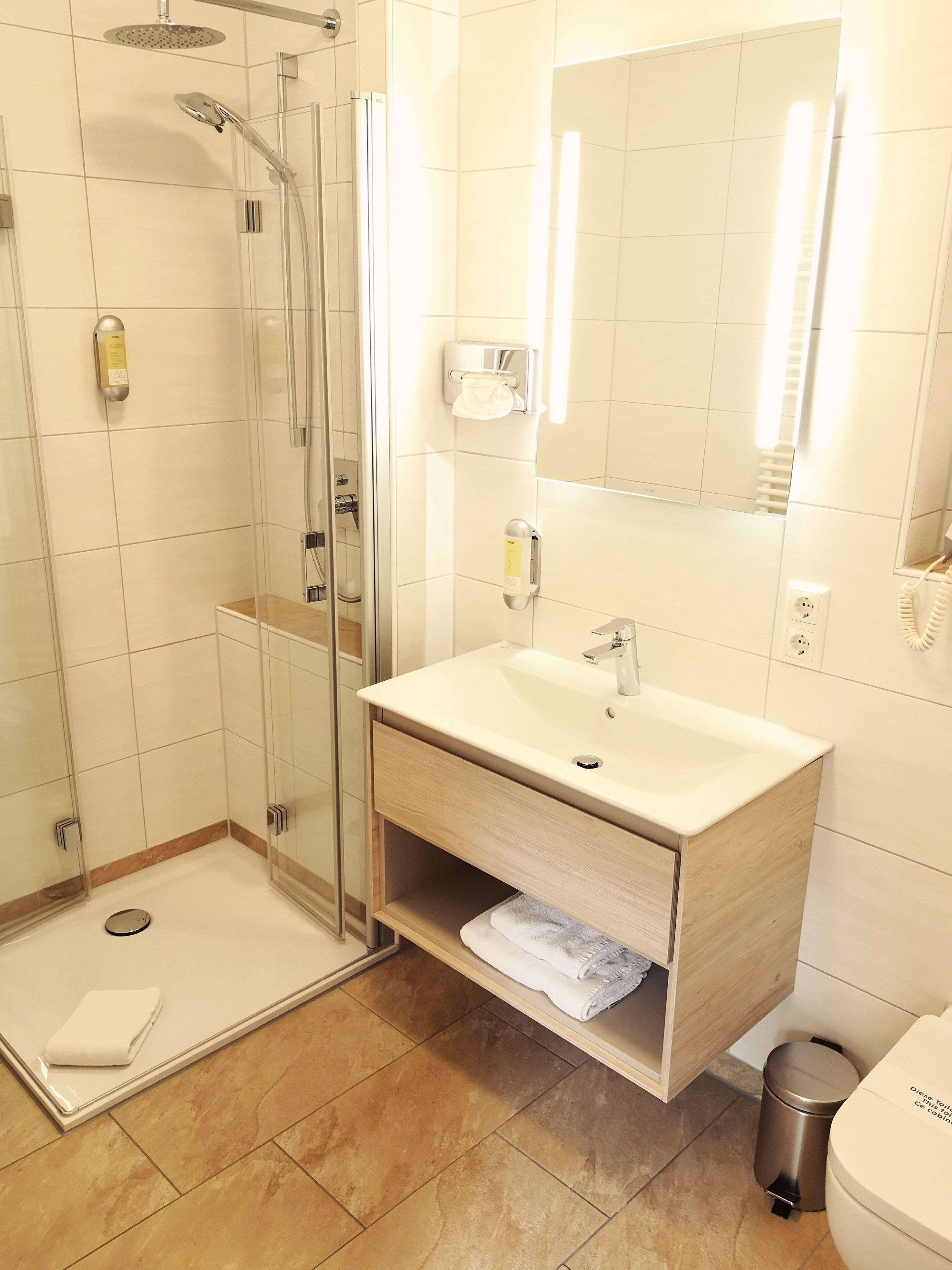 single room | bathroom shower