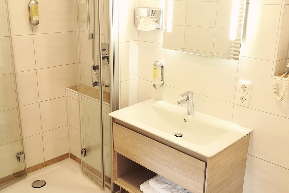 single room | bathroom shower