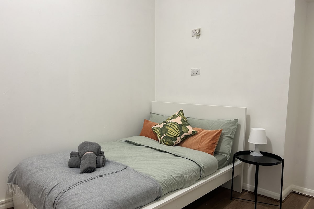 Standaard tweepersoonskamer | Een strijkplank/strijkijzer, gratis wifi, beddengoed