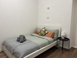 Habitación doble estándar | Tabla de planchar con plancha, wifi gratis y ropa de cama 