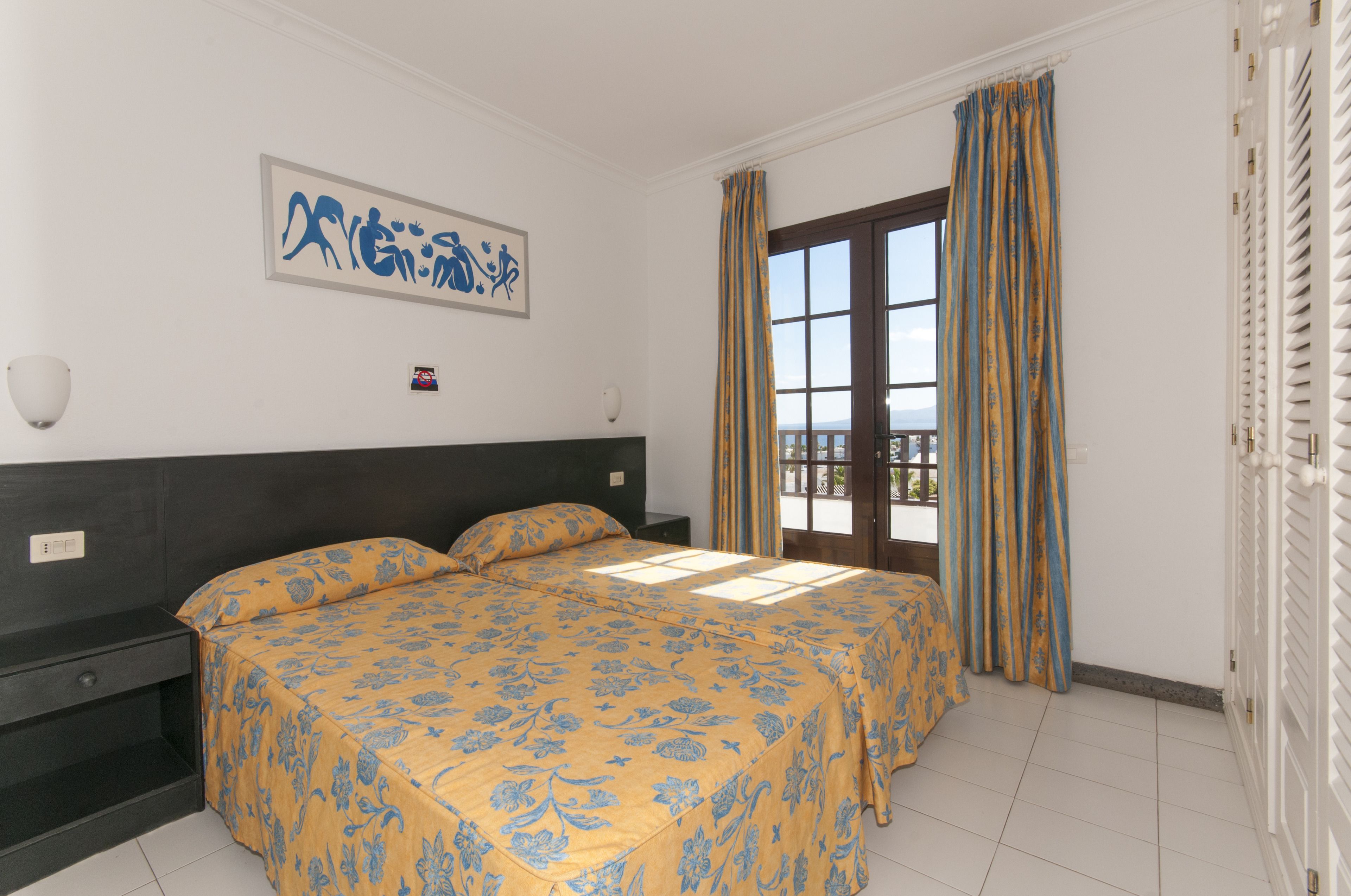 Tabla de planchar con plancha, wifi gratis, ropa de cama