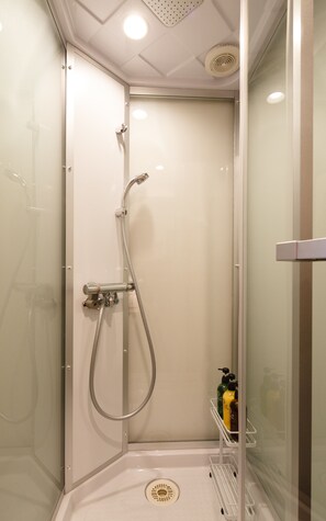 Quarto casal standard, para fumantes | Banheiro | Chuveiro, secador de cabelo, chinelos, bidê