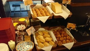 Une vitrine de boulangerie présentant diverses pâtisseries et viennoiseries.