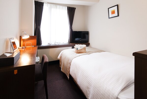 Edredons de pluma, escrivaninha, espaço de trabalho para notebook