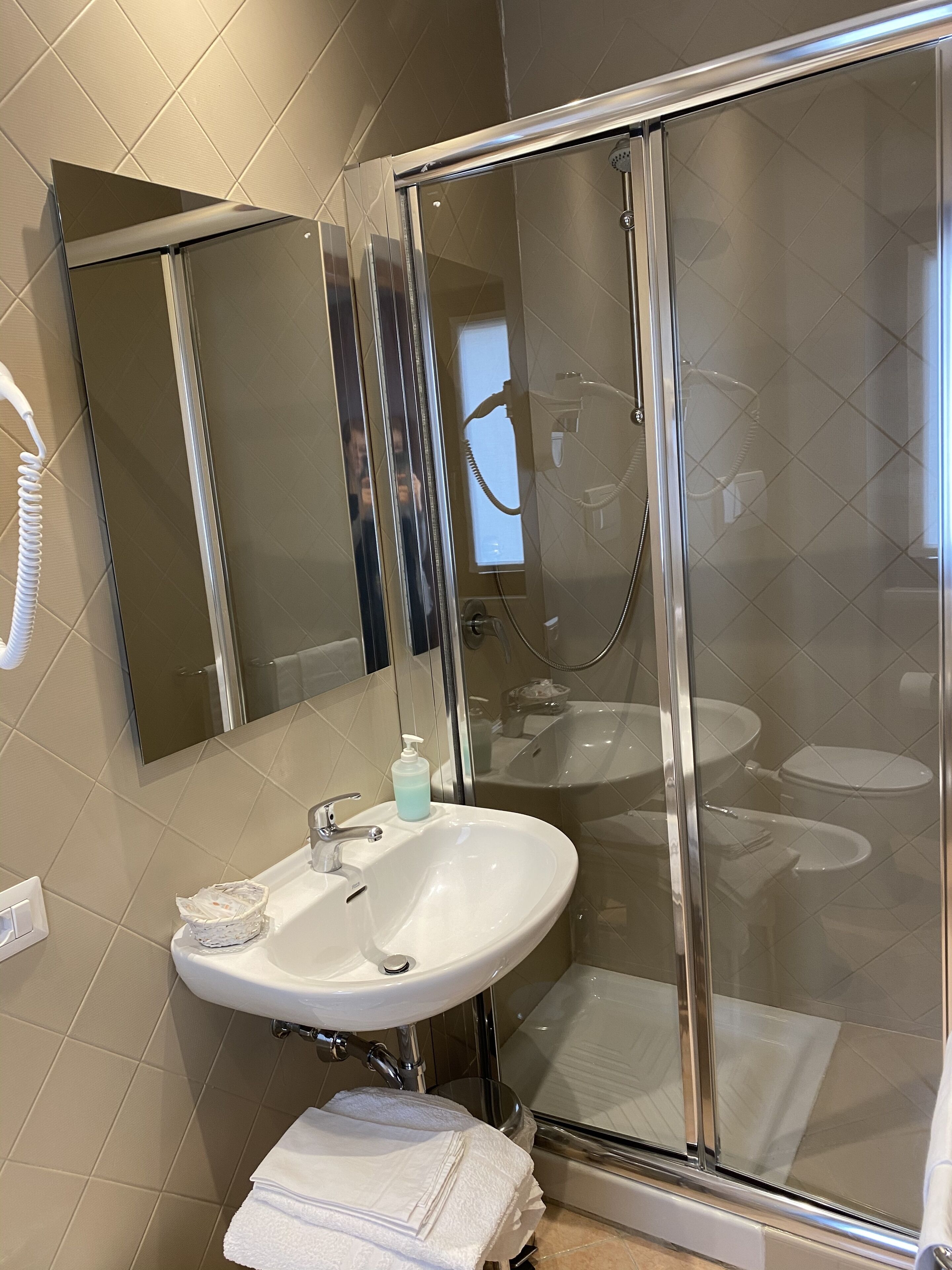 四人房 | 浴室 | 淋浴设施、免费洗浴用品、吹风机、坐浴桶