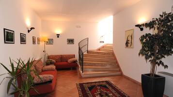 Área de estar no saguão