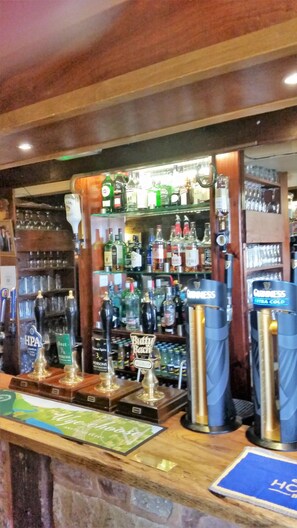 2 bars/lounges