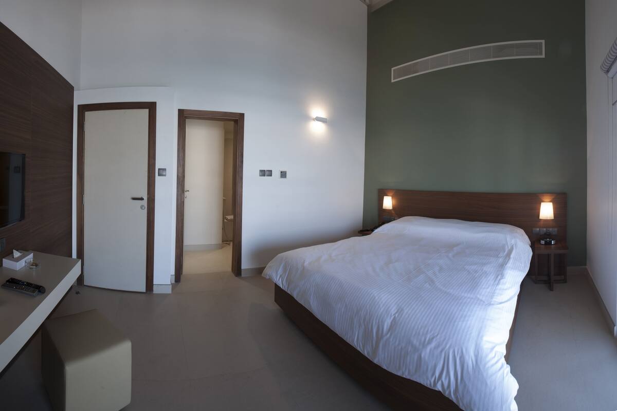 In-room safe, laptop workspace, iron/ironing board (on request)