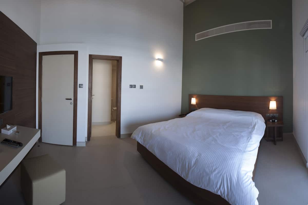 1 bedroom, in-room safe, laptop workspace, iron/ironing board