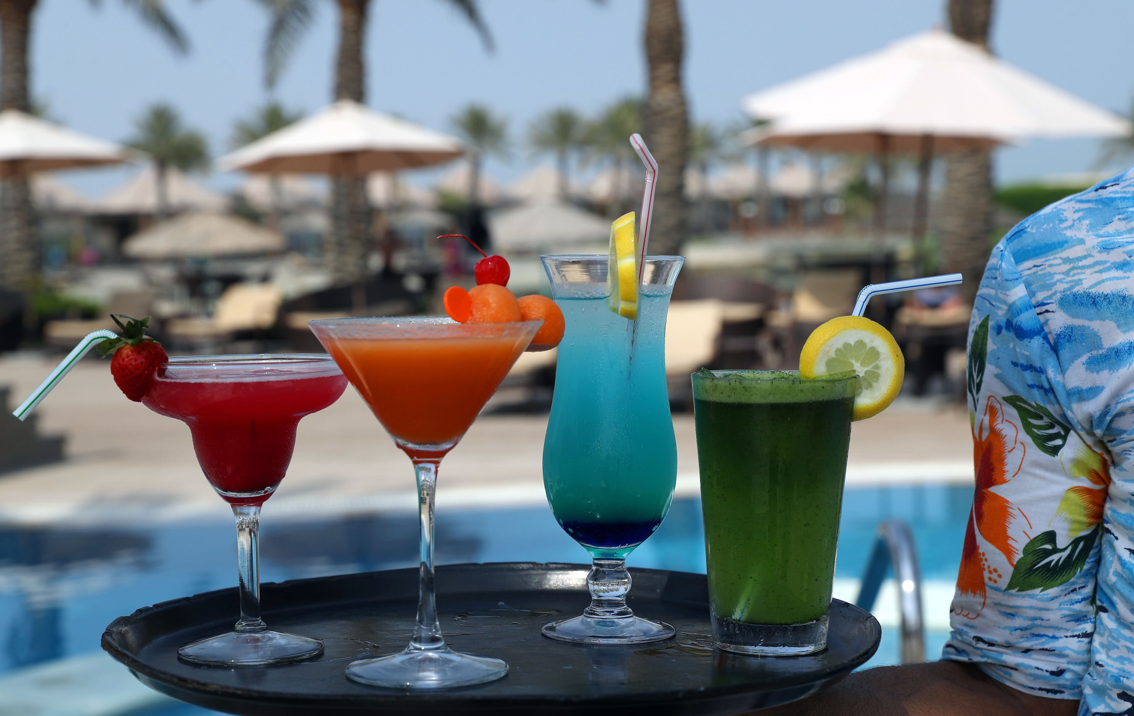 Quầy bar bên hồ bơi