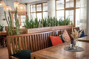 供应早餐、午餐和晚餐,花园景观