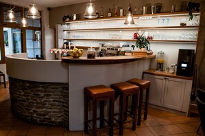 Petit déjeuner, déjeuner et dîner servis sur place