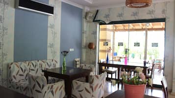 Breakfast, lunch, dinner served; international cuisine