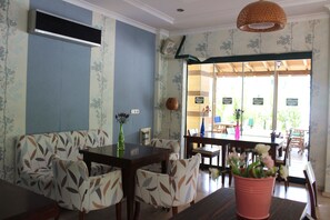 Breakfast, lunch, dinner served; international cuisine - Avlu Hotel (Kemer)