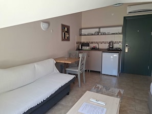 Apartamento standard | Cozinha privada | Chaleira elétrica, talheres/pratos/utensílios de cozinha