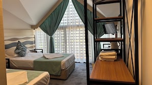 Una habitación con una cama litera, un escritorio, una silla y un televisor en un estante.
