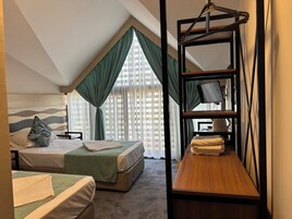 Habitación económica con 2 camas individuales | Minibar, caja fuerte, tabla de planchar con plancha y wifi gratis