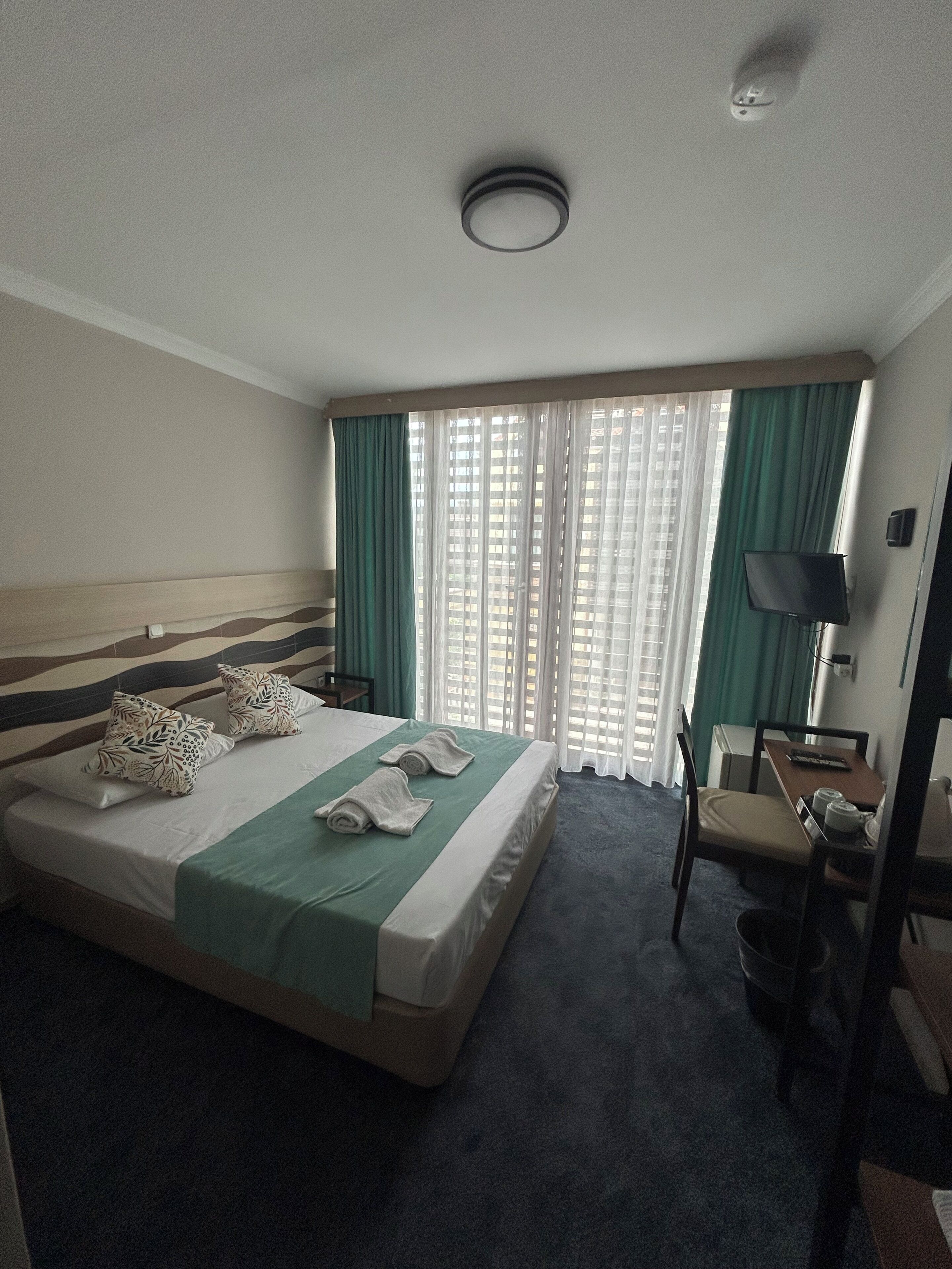 Quarto casal econômico | Frigobar, cofres nos quartos, ferros/tábuas de passar roupa