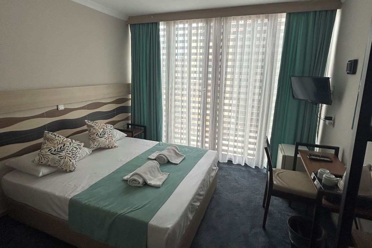 Quarto casal econômico | Frigobar, cofres nos quartos, ferros/tábuas de passar roupa