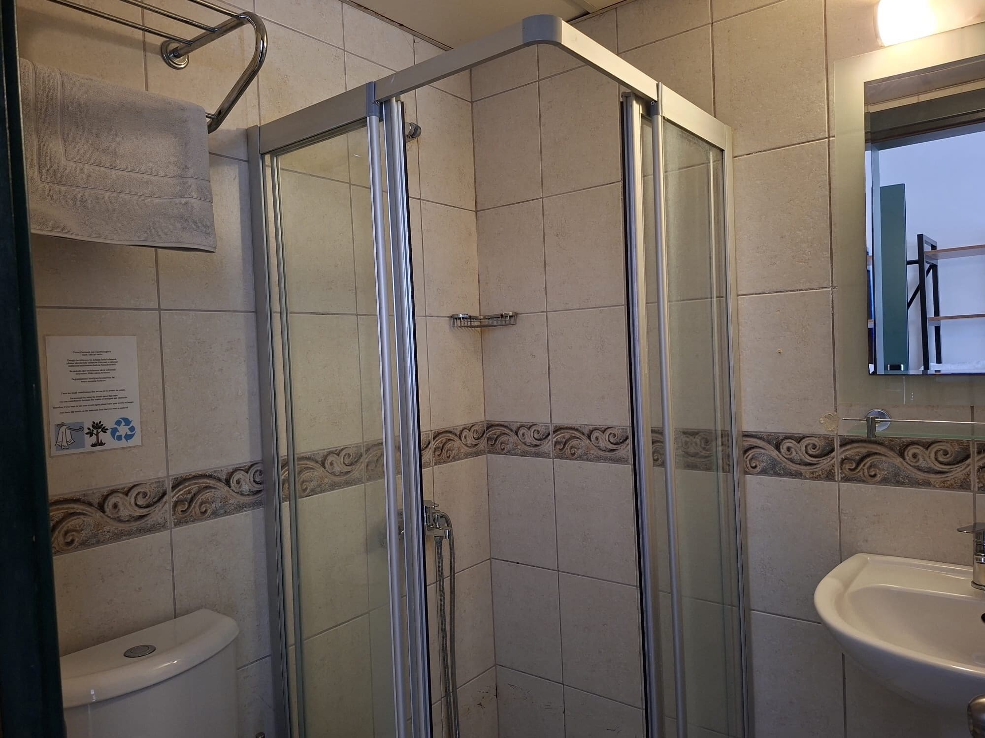 Frigobar, cofres nos quartos, ferros/tábuas de passar roupa
