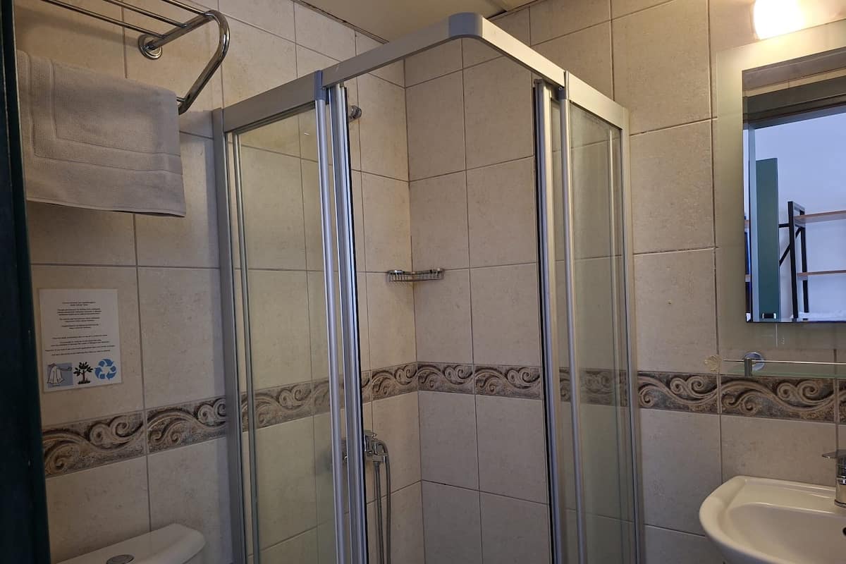 Frigobar, cofres nos quartos, ferros/tábuas de passar roupa