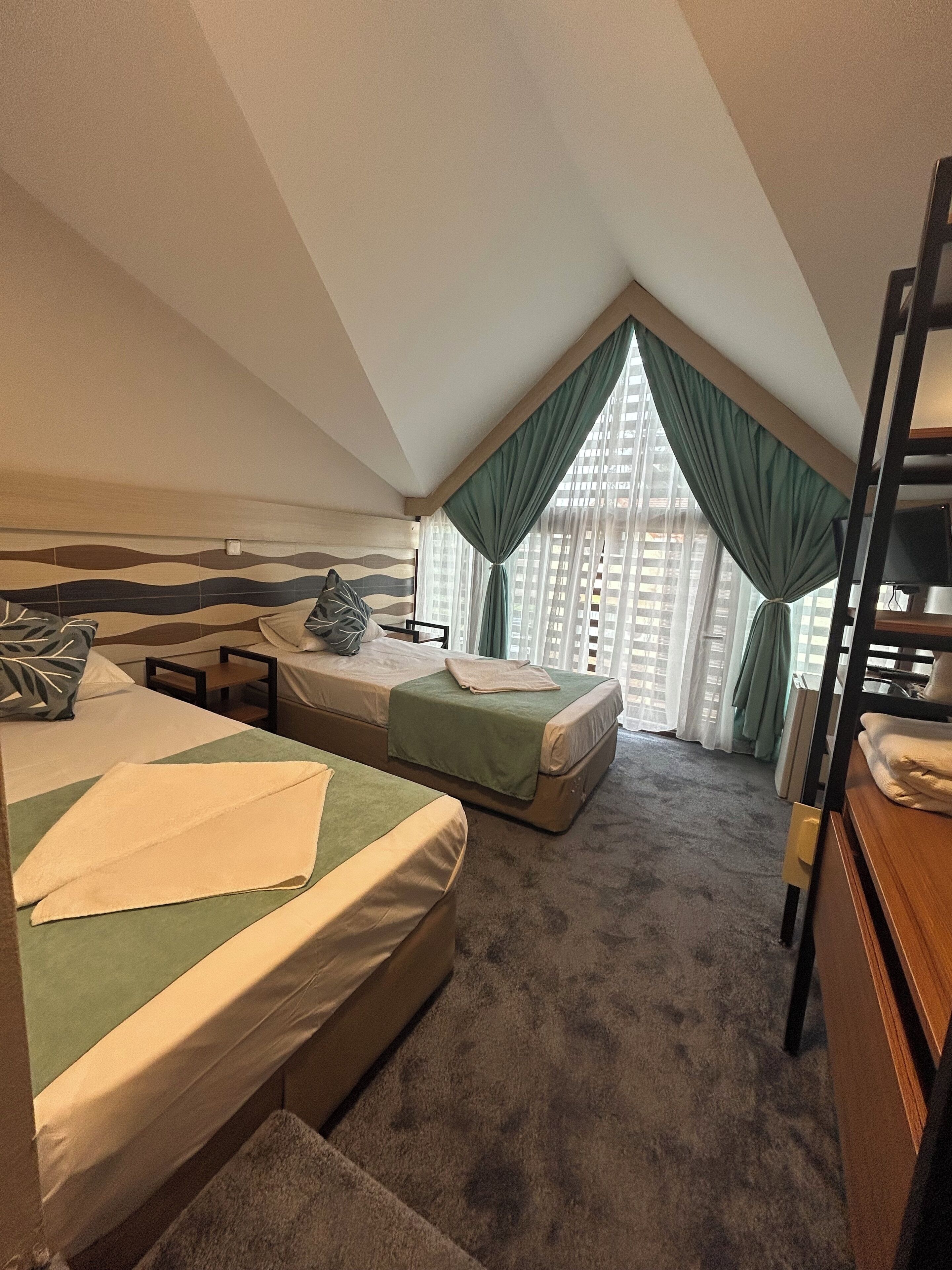 Quarto duplo econômico | Frigobar, cofres nos quartos, ferros/tábuas de passar roupa