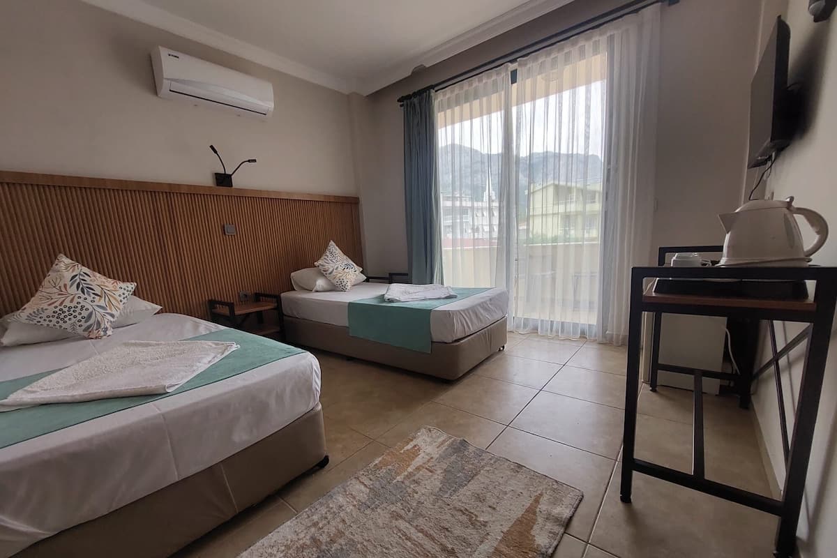 Quarto duplo standard | Frigobar, cofres nos quartos, ferros/tábuas de passar roupa