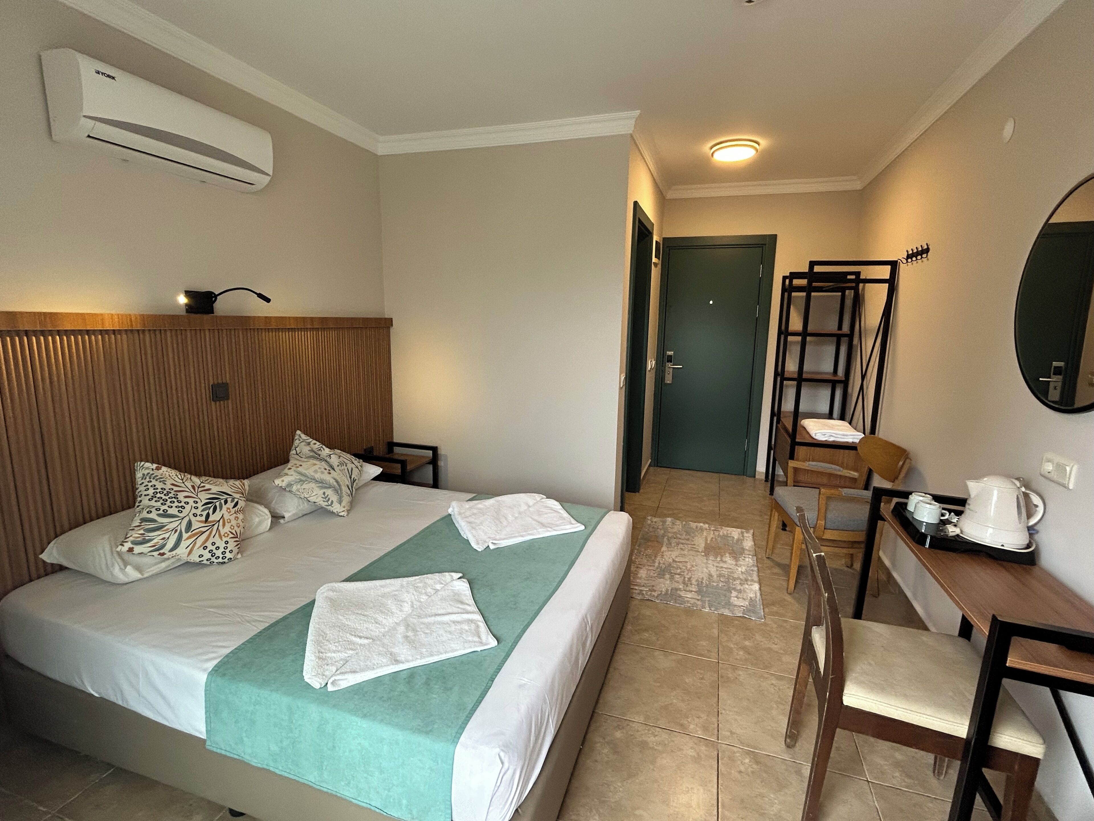 Quarto casal standard | Frigobar, cofres nos quartos, ferros/tábuas de passar roupa