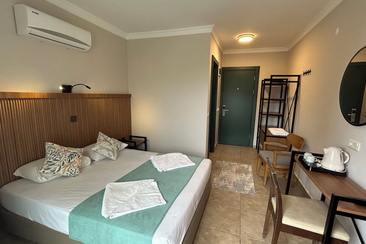 Quarto casal standard | Frigobar, cofres nos quartos, ferros/tábuas de passar roupa