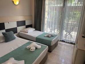 Standard-Dreibettzimmer | Minibar, Zimmersafe, Bügeleisen/Bügelbrett, kostenloses WLAN