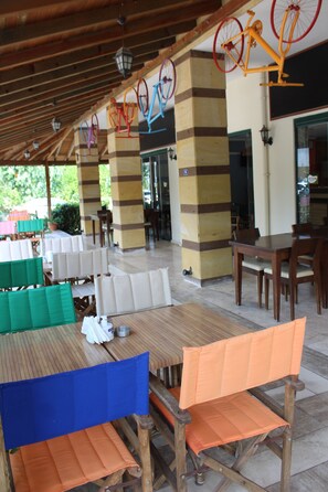 Café da manhã com buffet grátis todos os dias