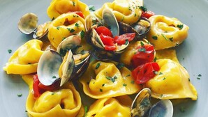 A plate of ravioli with clams and tomatoes. - La Vittoria Boutique Hotel (Garda)