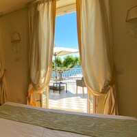 Minibar, caja de seguridad en la habitación y escritorio 