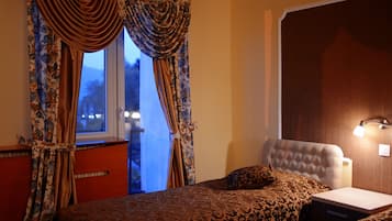 Suite | Desk, iron/ironing board, free cribs/infant beds, rollaway beds