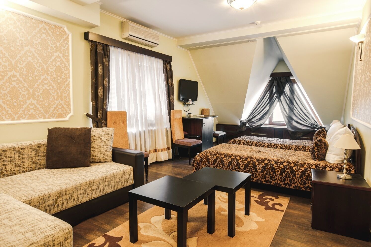 مكتب ومكواة/لوح كي وأسرّة  أطفال/رضّع (مجانًا) وأسرّة قابلة للطي