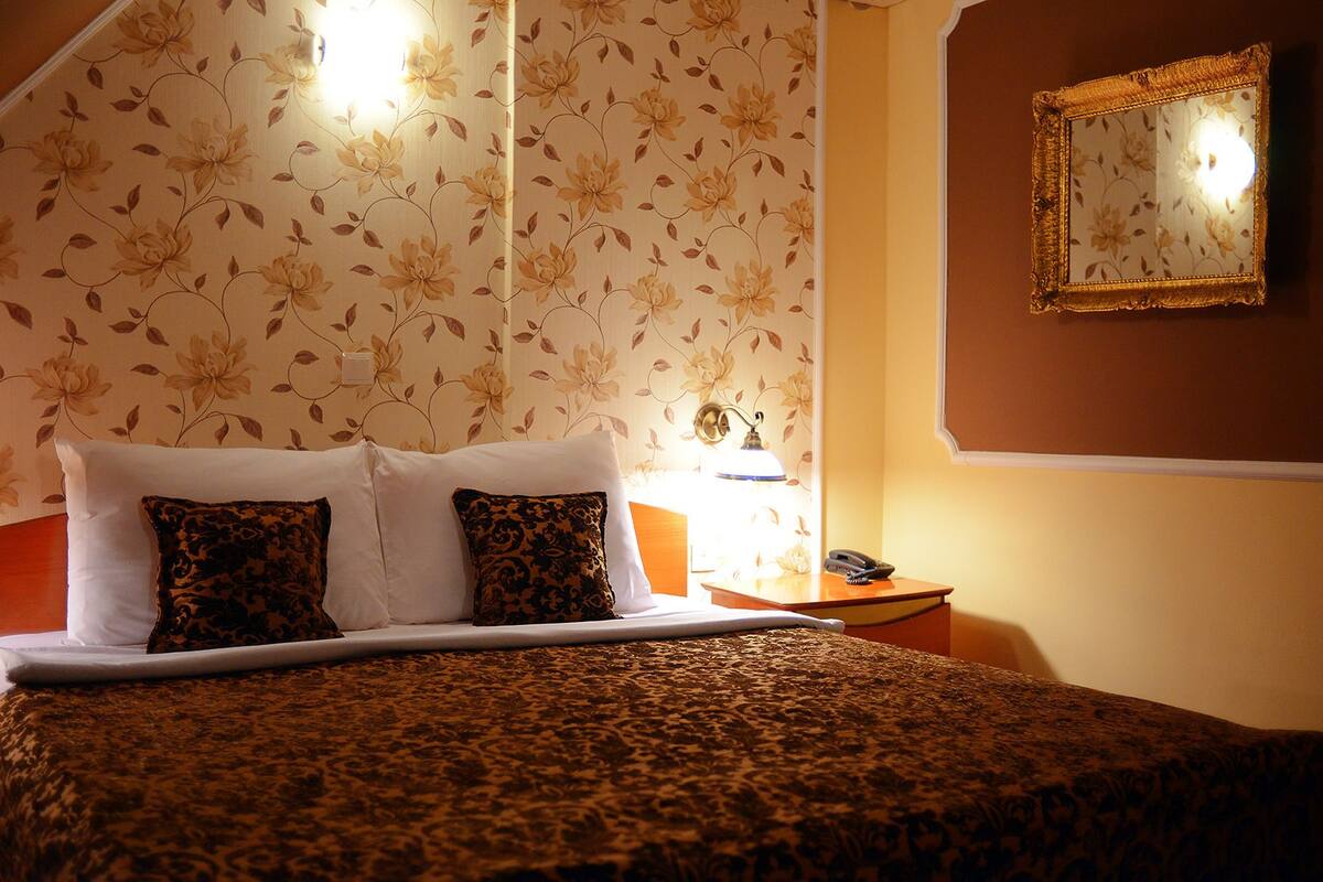Suite | Desk, iron/ironing board (on request), free cots/infant beds