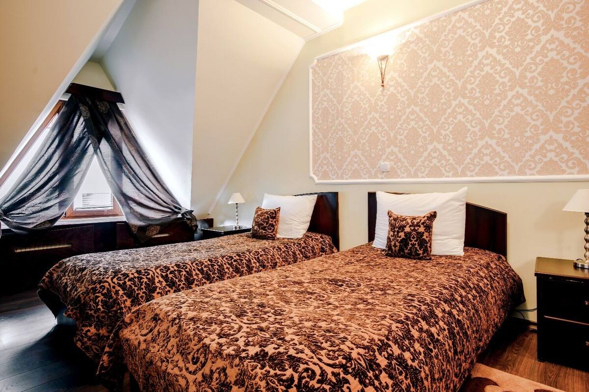 Twin Room | Desk, iron/ironing board (on request), free cots/infant beds