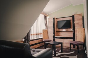 Chambre Double | Bureau, fer et planche à repasser, lits bébé (gratuits)