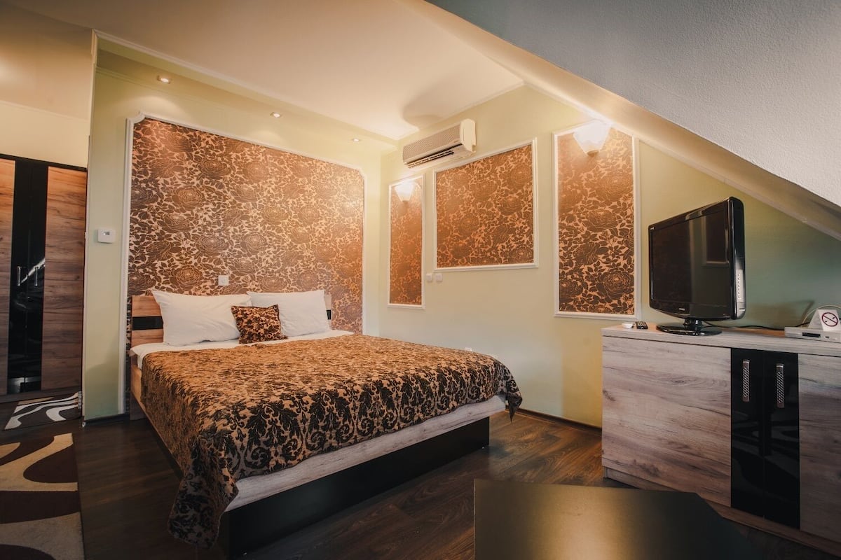 Quarto casal | Escrivaninha, ferros/tábuas de passar roupa, berços grátis